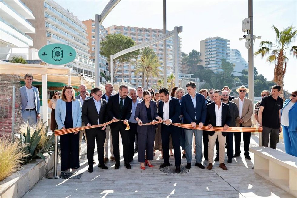 La presidenta del Govern, Marga Prohens, y el alcalde de Calvià, Juan Antonio Amengual, inauguran la segunda fase del paseo Gabriel Escarrer Julià