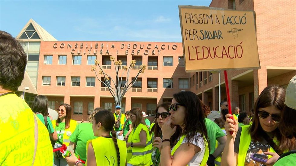 Profesorado protesta ante la Conselleria de Educación.