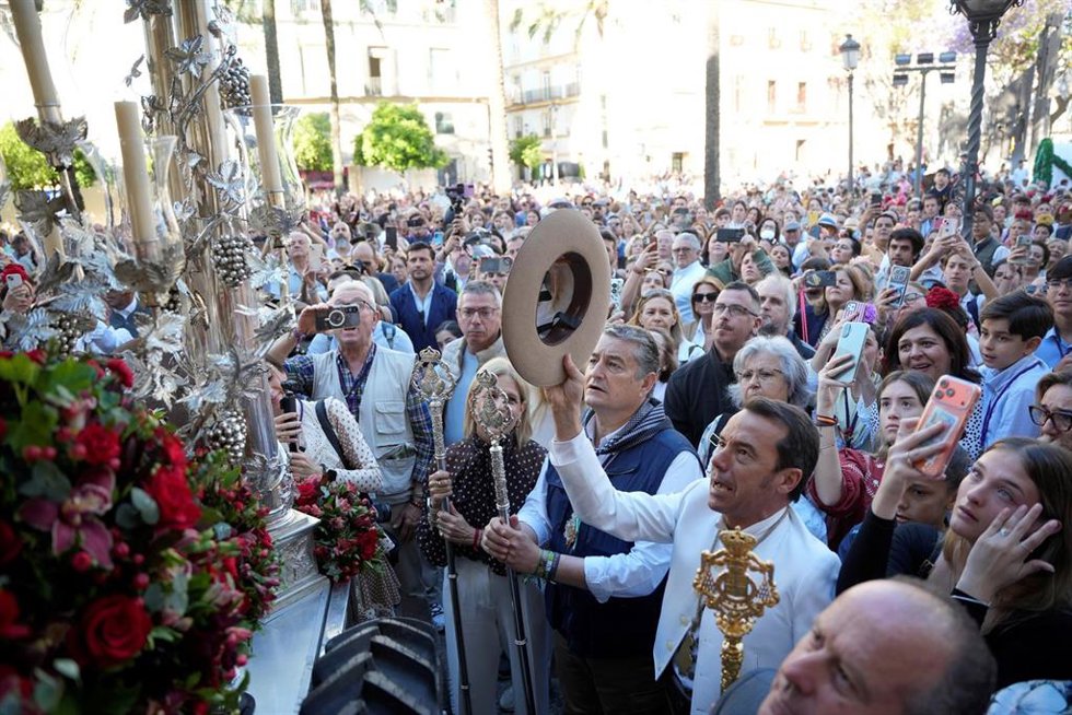 El consejero de Sanidad, Presidencia y Emergencias en funciones, Antonio Sanz (2d), asiste, junto a la alcaldesa de Jerez, María José García-Pelayo (3d), a la misa de romeros de la Hermandad del Rocío de Jerez de la Frontera. A 20 de mayo de 2026 en Jerez