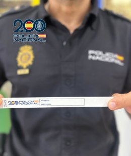 La Policía Nacional pone en marcha una iniciativa preventiva de seguridad en Córdoba, con motivo de la celebración de la Feria de Nuestra Señora de la Salud 2026, con el reparto gratuito de pulseras identificativas para menores.