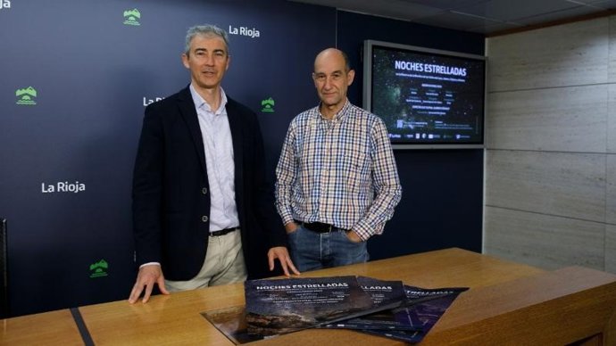 El director general de Medio Natural y Paisaje, Ignacio Sáenz de Urturi, junto con el presidente de la Agrupación Astronómica de La Rioja, Víctor Lanchares, ha presentado 'Noches Estrelladas en la Reserva de la Biosfera'