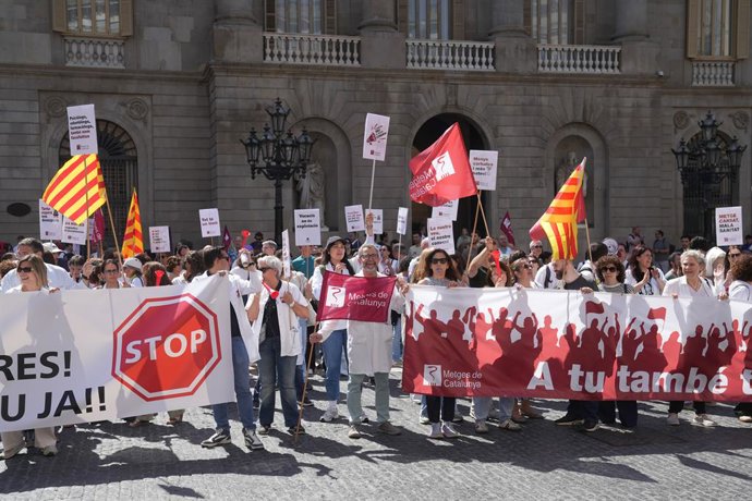 Metges concentrats a la plaça Sant Jaume de Barcelona