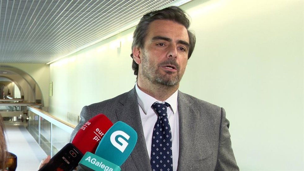 El conselleiro de Presidencia, Diego Calvo, en delcaraciones a los medios.