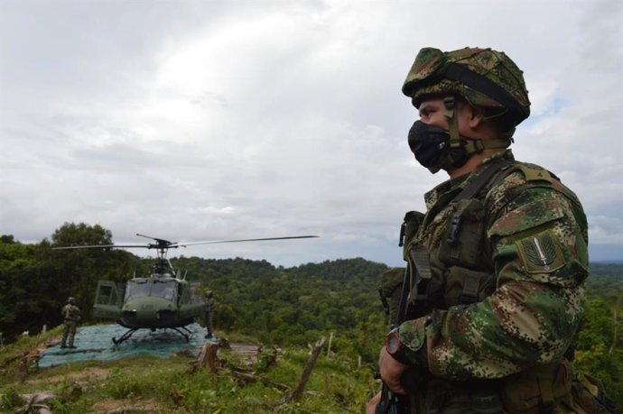 Archivo - Arquivo - Um soldado ao lado de um helicóptero na Colômbia
