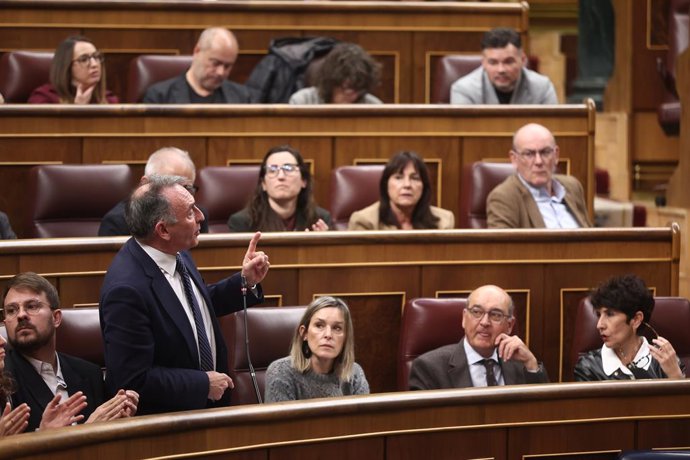 Archivo - El diputado de Sumar Enrique Santiago interviene durante una sesión plenaria, en el Congreso de los Diputados, a 26 de marzo de 2026, en Madrid (España). El Congreso celebra hoy un pleno extra para acoger el debate de convalidación del decreto l