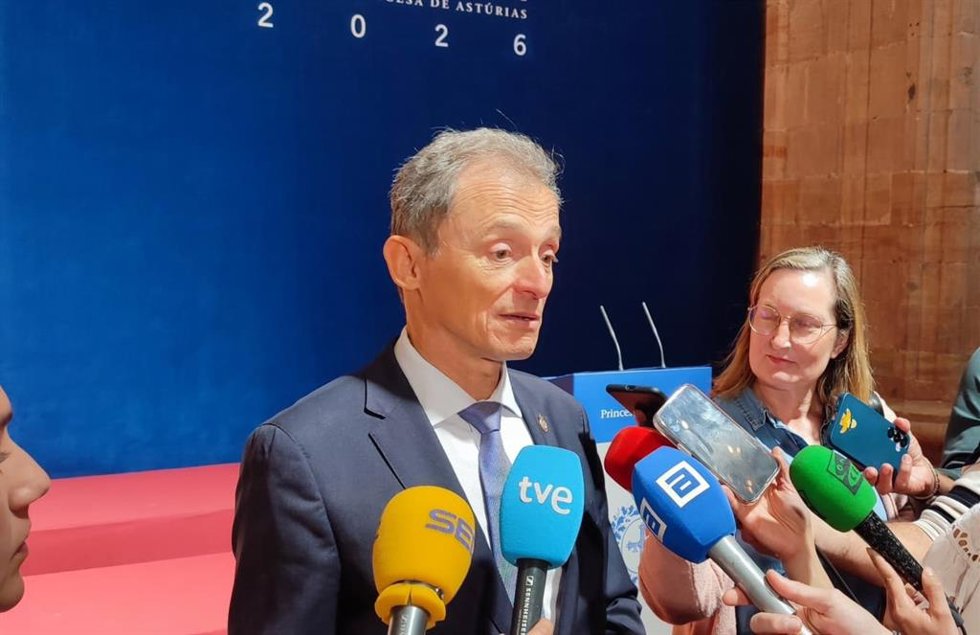 El astronauta e ingeniero aeronáutico Pedro Duque, miembro del Premio Princesa de Asturias de Cooperación Internacional 2026, atiende a los medios tras el fallo del Jurado.