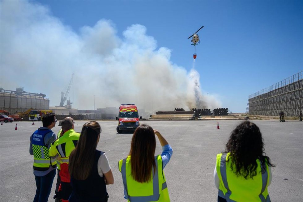 Un helicóptero del Infoca actúa sobre el incendio declarado en el Muelle de Pechina del Puerto de Almería.