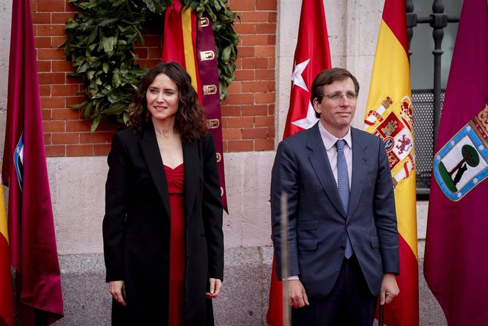 La presidenta de la Comunidad de Madrid, Isabel Díaz Ayuso, y el alcalde de Madrid, José Luis Martínez Almeida, durante la ofrenda floral antes de la recreación histórica del 2 de mayo, en la Puerta del Sol