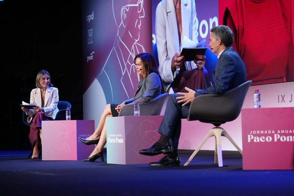 El CFO de PowerCo Spain, Javier Rivera, participa en la IX Jornada Anual Paco Pons junto a la directora del Aeropuerto Alicante, Laura Navarro, y la directora de Fundación LAB Mediterráneo, Marta Chillarón.
