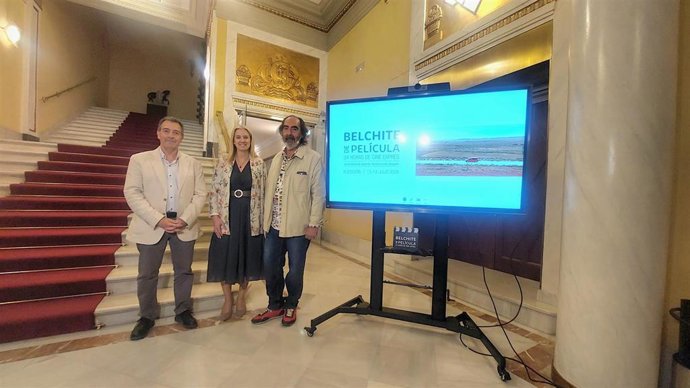 El alcalde de Belchite, Carmelo Pérez; la directora de la Fundación Caja Rural de Aragón, Laura Pradas, y el director de Belchite de película, José Ramón Mañeru.