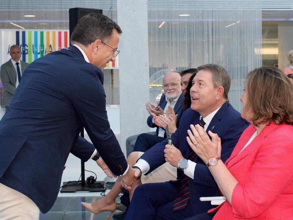 El alcalde de Albacete, Manuel Serrano, entrega una navaja al presidente regional, Emiliano García-Page.