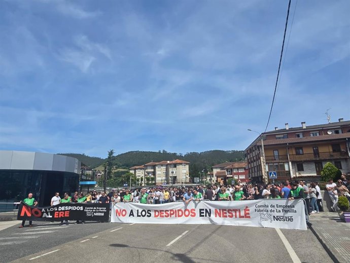 Nuevo apoyo total de la plantilla a los paros de Nestlé en La Penilla en el tercer día de negociación del ERE