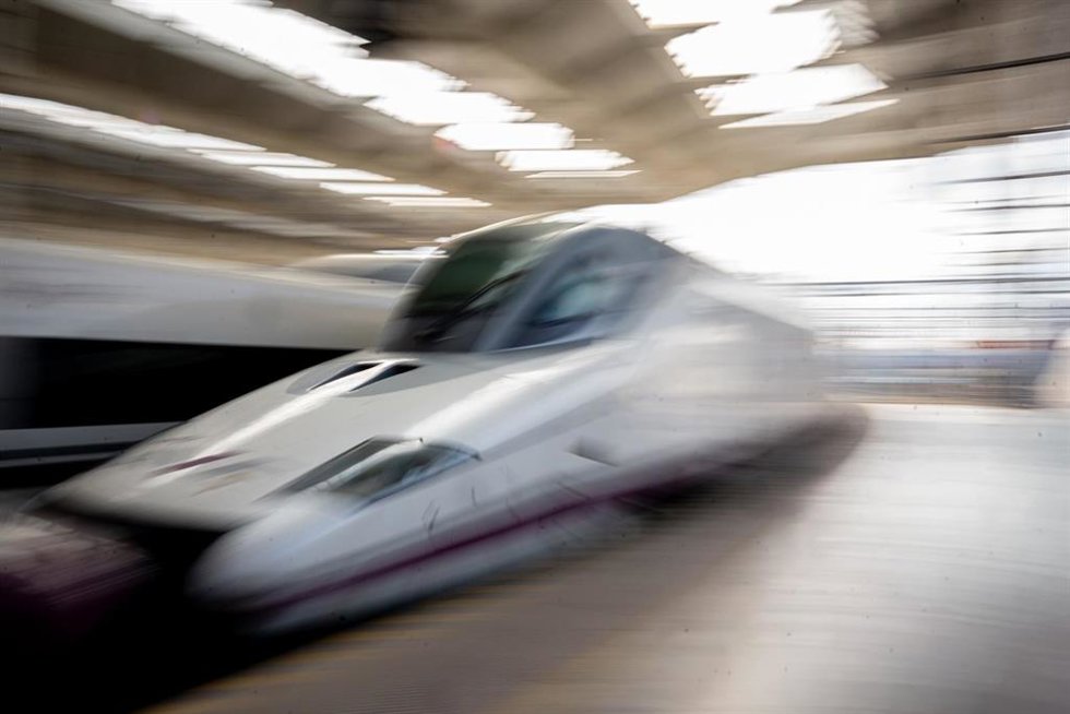 Un tren AVE destino Málaga sale de la estación de Atocha, a 30 de abril de 2026, en Madrid (España). Se recupera la circulación ferroviaria directa del trayecto Málaga-Madrid, aunque de forma parcial. La línea funcionará con vía única durante el resto del