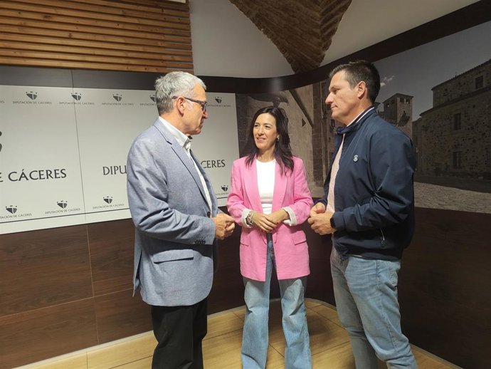 El  secretario general para el Reto Demográfico del Ministerio para la Transición Ecológica, Francisco Boya; la vicepresidenta primera de la Diputación de Cáceres, Esther Gutiérrez, y el diputado provincial Luis Fernando García Nicolás