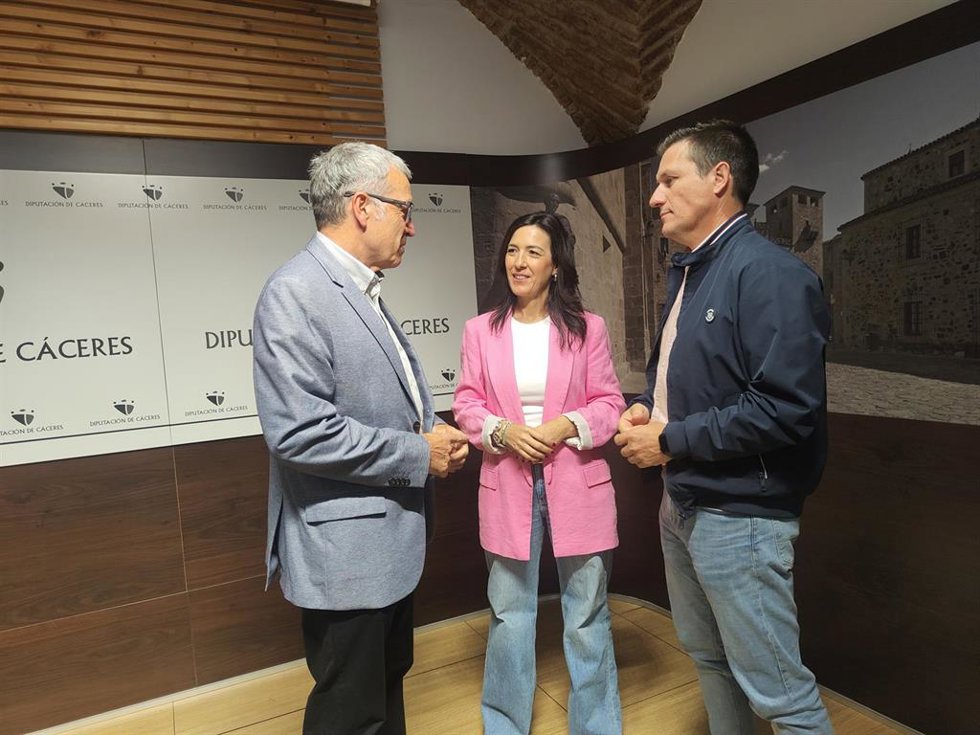 El  secretario general para el Reto Demográfico del Ministerio para la Transición Ecológica, Francisco Boya; la vicepresidenta primera de la Diputación de Cáceres, Esther Gutiérrez, y el diputado provincial Luis Fernando García Nicolás