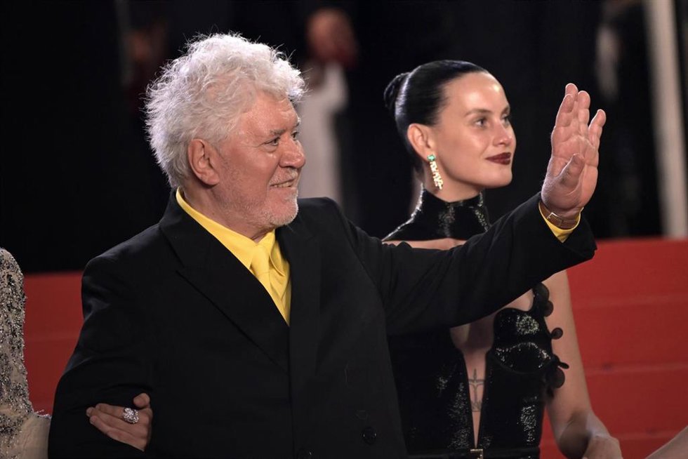 El director Pedro Almodóvar y la actriz Milena Smit durante la presentación de la película ‘Amarga Navidad’ en el Festival de Cannes 2026, a 19 de mayo de 2026, en Cannes (Francia). Amarga Navidad entrelaza la realidad y la ficción a través de Raúl Durán,