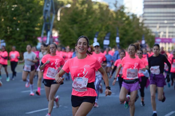 Archivo - Decenas de personas durante la Carrera de la Mujer 2025, a 11 de mayo de 2025, en Madrid (España). Aparte de fomentar el ejercicio en todas las edades, esta carrera, de unos 6 kilómetros de longitud, se organiza con el fin de recaudar fondos par