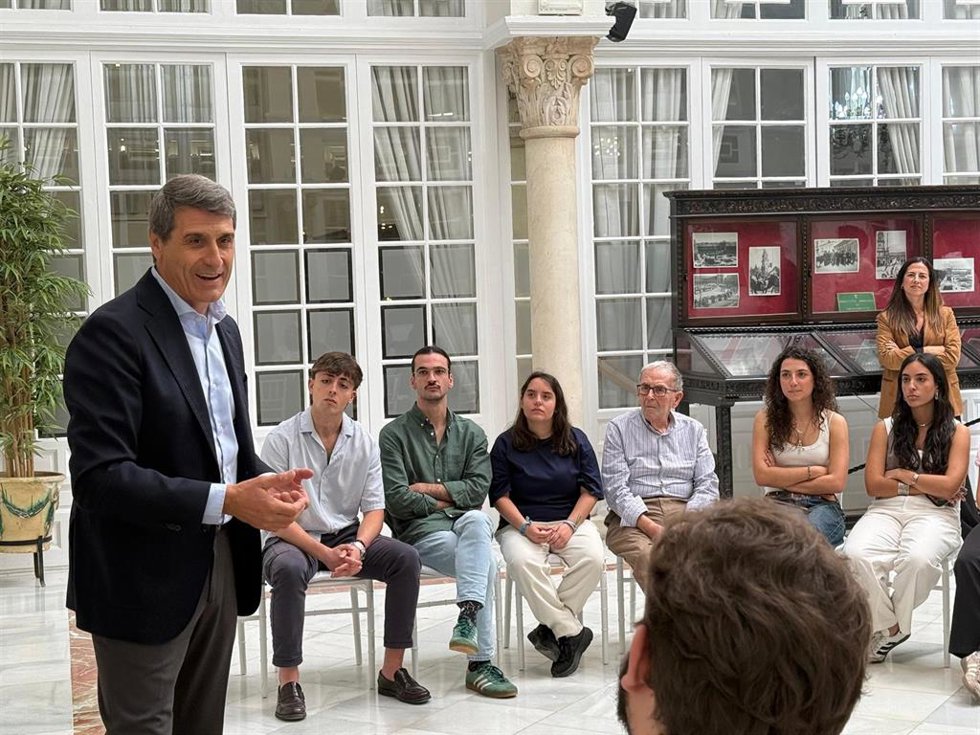 El delegado del Gobierno en Andalucía, Pedro Fernández, en la reunión mantenida con universitarios andaluces.