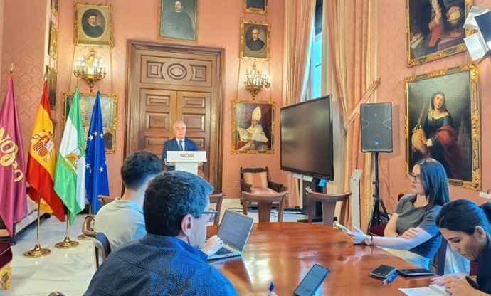 El delegado municipal de Hacienda, Juan Bueno, en la rueda de prensa.