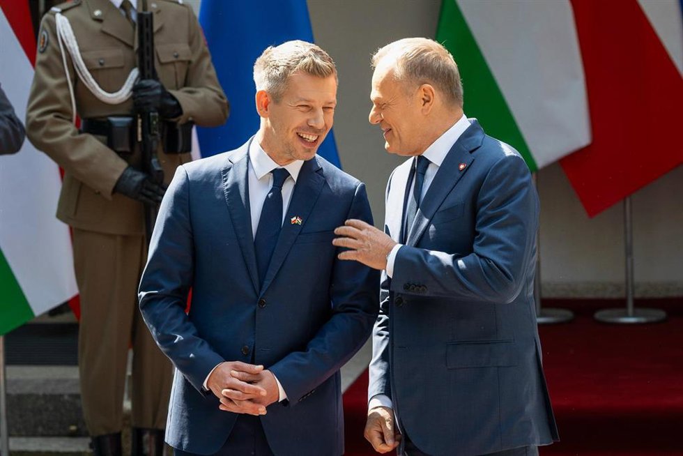 El nuevo primer ministro de Hungría, Péter Magyar, junto a su colega de Polonia, Donald Tusk, en su visita a Varsovia. 