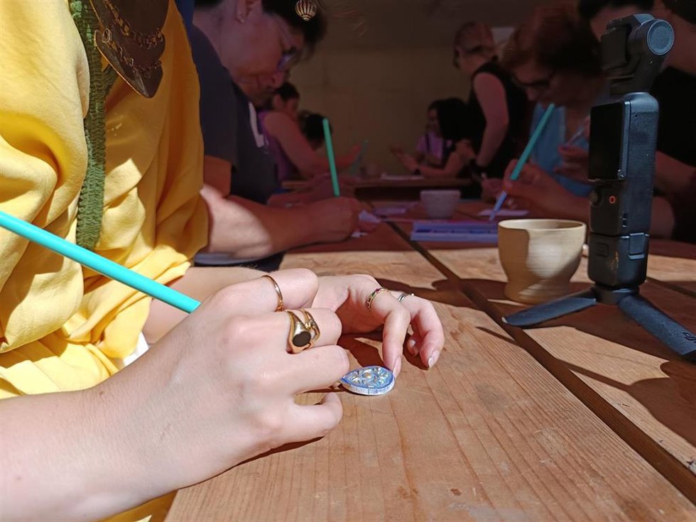 Taller de Pulseras Romanas, impartido por Inesperada Cerámica y organizado por el Programa CRISOL Mérida