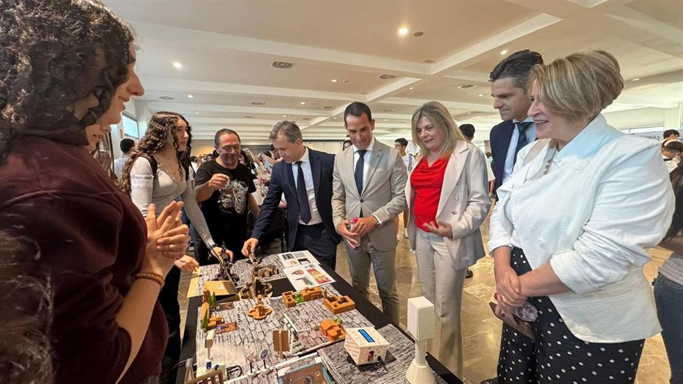 Autoridades visitan uno de los expositores en la I Feria de la Ciencia de Jaén.