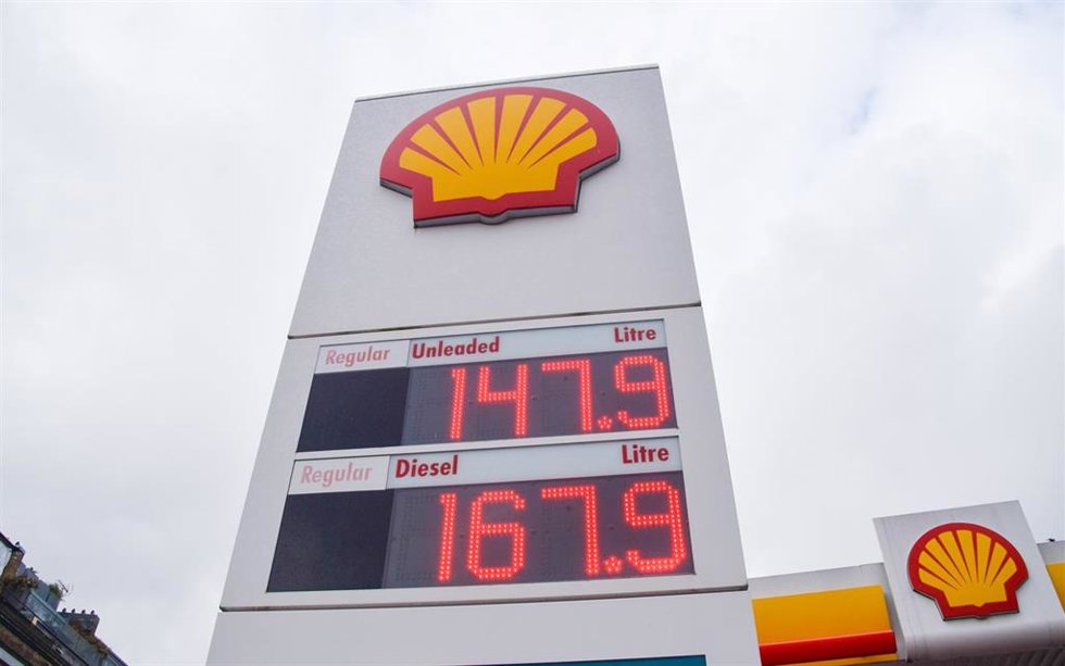 Archivo - Una gasolinera en Londres.