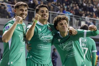 Futbol, Audax Italiano vs Barracas Central. Copa Sudamericana 2026. El jugador de Audax Italiano Diego Coelho, centro, celebra con sus companeros tras marcar un gol contra Barracas Central durante el partido de la  Copa Sudamericana disputado en el