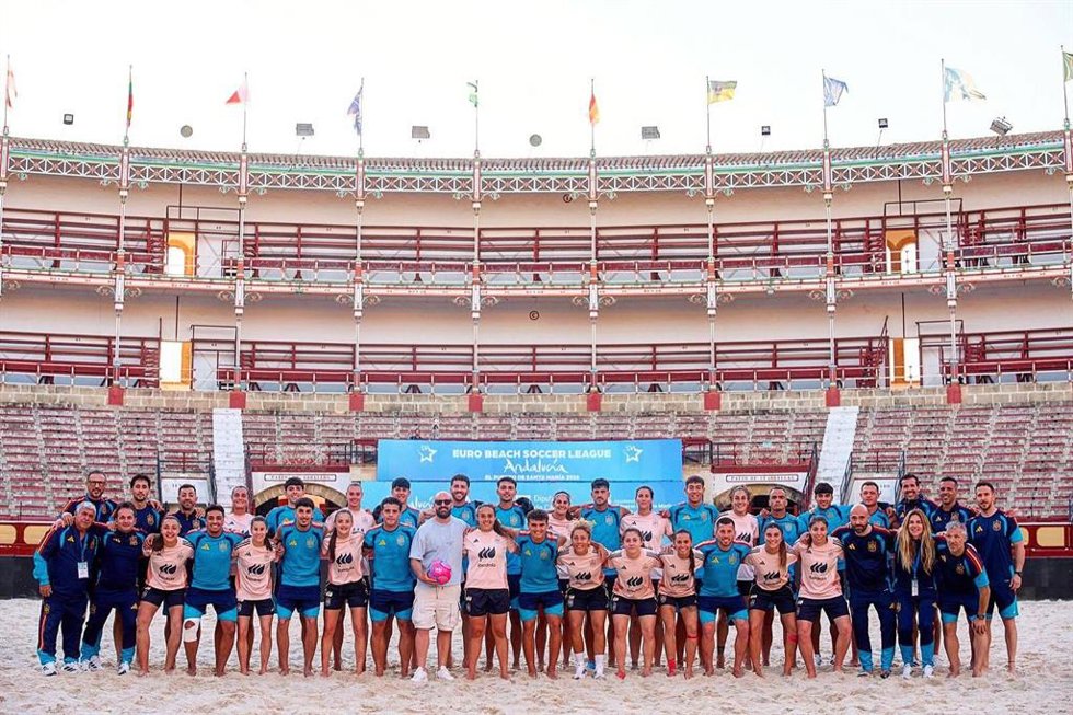 El alcalde de El Puerto, Germán Beardo, en una foto de familia en la plaza de toros, donde se celebra la Euro Beach Soccer League Andalucía-El Puerto 2026.