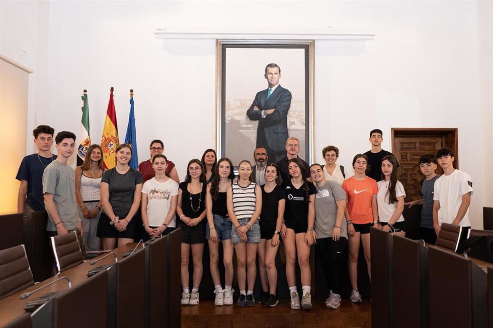 El presidente de la Diputación de Cáceres, Miguel Ángel Morales, recibe al alumnado del IES Valle del Jerte y del liceo Jean-Perrin de N