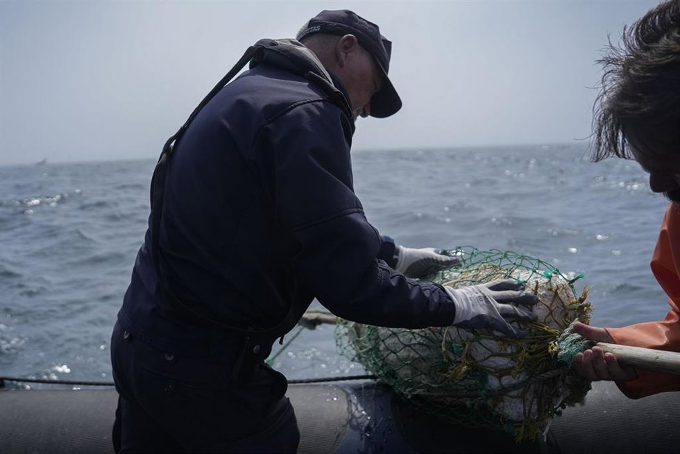 Archivo - El inspector del buque Mar de Galicia, Julio, durante un servicio de los Guardacostas de Galicia, a 8 de agosto de 2025, en Pontevedra, Galicia (España).  