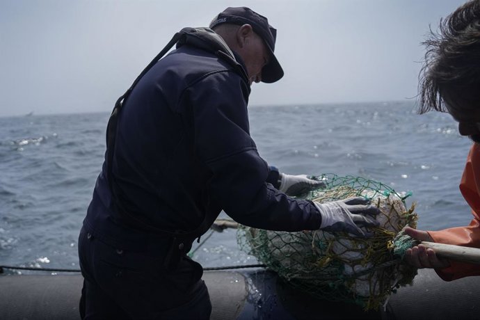 Archivo - El inspector del buque Mar de Galicia, Julio, durante un servicio de los Guardacostas de Galicia, a 8 de agosto de 2025, en Pontevedra, Galicia (España).  