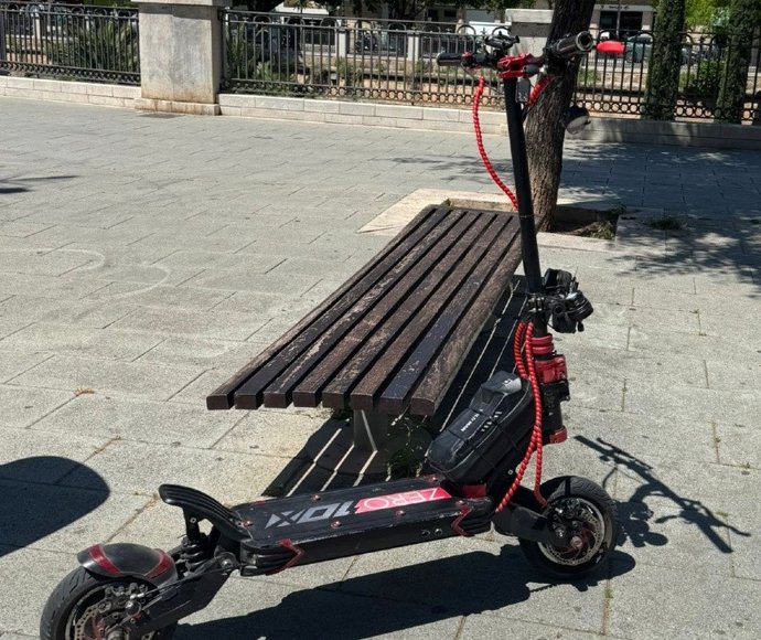 Huye de la policía en Palma con un patinete trucado para alcanzar casi 100 km/hora y acaba estampado contra un coche.