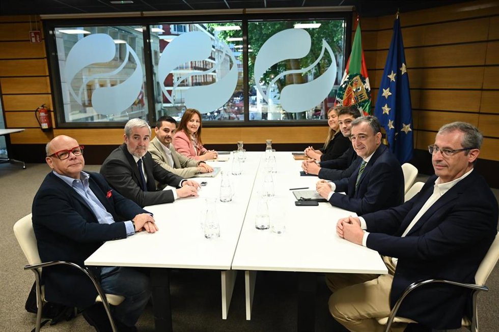 El presidente de Coalición Canaria, Fernando Clavijo (2i), y el portavoz del PNV en el Congreso, Aitor Esteban (2d), durante la reunión oficial entre ambas formaciones, en la sede de Sabin Etxea, a 20 de mayo de 2026, en Bilbao