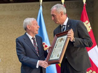 El Cronista José Antonio Ruiz Hernando (Izda) Y El Alcalde De Segovia, José Mazarías, En La Entrega Del Pergamino Con El Nombramiento.