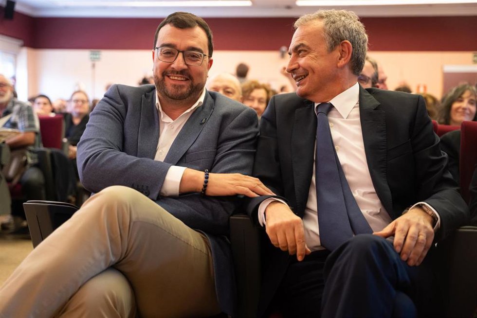 Archivo - El presidente del Principado de Asturias, Adrián Barbón (i), y el expresidente del Gobierno José Luis Rodríguez Zapatero (d), durante una jornada dedicada a las políticas de diversidad e inclusión, a 30 de septiembre de 2025, en Oviedo, Asturias