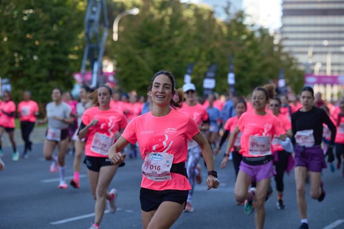 Archivo - Decenas de personas durante la Carrera de la Mujer 2025, a 11 de mayo de 2025, en Madrid (España). Aparte de fomentar el ejercicio en todas las edades, esta carrera, de unos 6 kilómetros de longitud, se organiza con el fin de recaudar fondos par