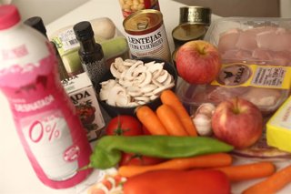 Archivo - Distintos productos de alimentación en un hogar, a 16 de septiembre de 2022, en Madrid (España). El Ministerio de Consumo ha trasladado a las distribuidoras de alimentación interesadas en la elaboración de cestas de alimentos, una guía de produc