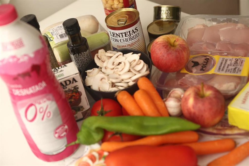 Archivo - Distintos productos de alimentación en un hogar, a 16 de septiembre de 2022, en Madrid (España). El Ministerio de Consumo ha trasladado a las distribuidoras de alimentación interesadas en la elaboración de cestas de alimentos, una guía de produc