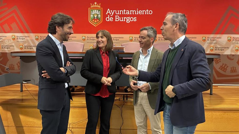 El director de la OSBU, Iván Martínez; la responsable de Cultura de Fundación Caja de Burgos, Beatriz Rodríguez; el edil César Barriada, y el presidente de la OSBU, Enrique García