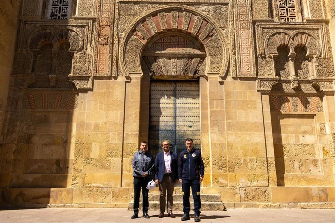 (Desde Izda.), Agustín Moreno, Pablo Muñoz Y Daniel Muñoz, Ante La Mezquita-Catedral De Córdoba.