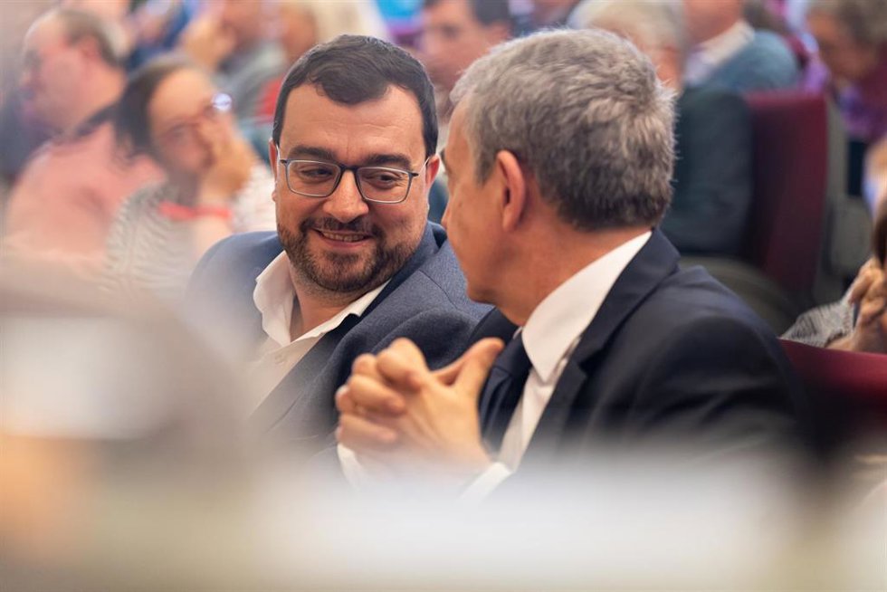 Archivo - El presidente del Principado de Asturias, Adrián Barbón (i), y el expresidente del Gobierno José Luis Rodríguez Zapatero (d), durante una jornada dedicada a las políticas de diversidad e inclusión, a 30 de septiembre de 2025, en Oviedo.