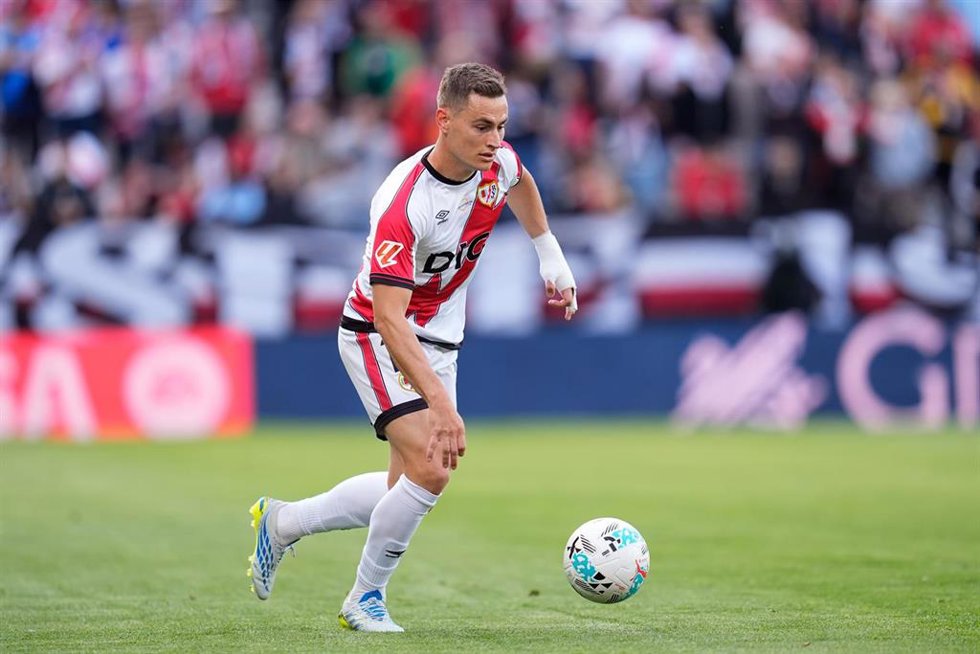 El delantero del Rayo Vallecano Jorge de Frutos, ante el Villarreal en LaLiga EA Sports 2025-26.