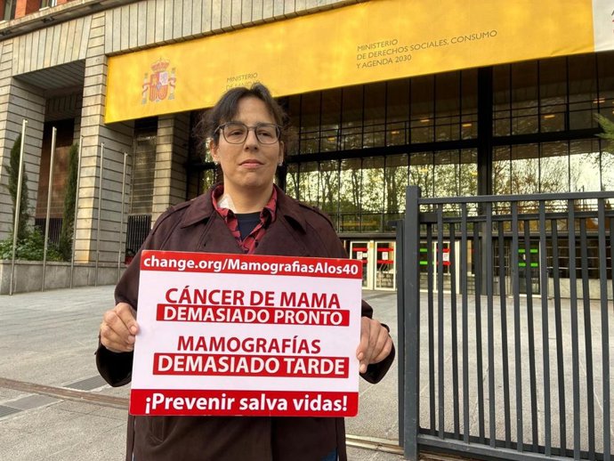 Imagen de María Varela en la entrega de firmas.