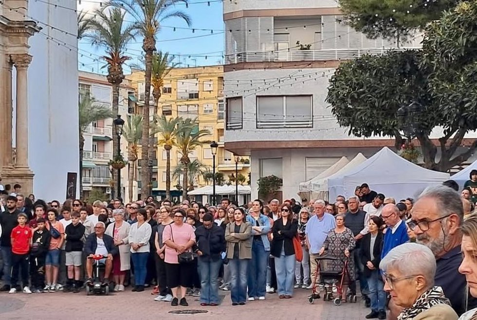 Minuto de silencio celebrado elpasado sábado en la localidad alicantina de Dolores por el crimen machista de una mujer y su hijo
