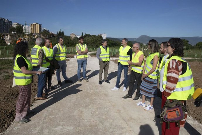 Visita al bosque urbano en Mendebaldea.