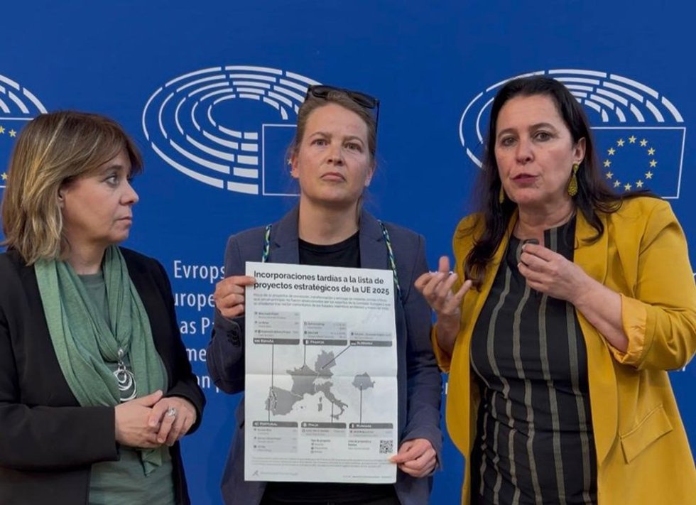 La eurodiputada del Bloco de Esquerda, Catarina Martins (i), y la eurodiputada del BNG, Ana Miranda (d).