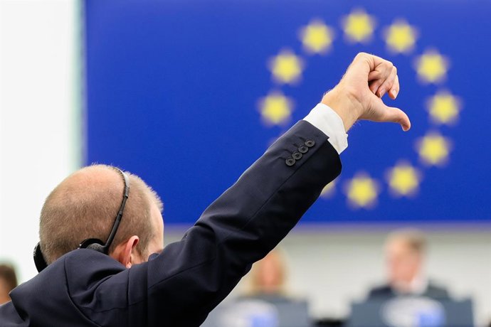 Archivo - Arquivo - Um eurodeputado indica o voto contra do seu grupo durante a sessão de votação do plenário do Parlamento Europeu em Estrasburgo (França).