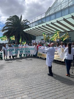 Concentración de médicos en el HUC contra el Estatuto Marco de Sanidad