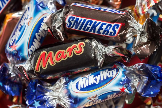 Archivo - Arquivo - ARQUIVADO - 22 de fevereiro de 2016, Renânia do Norte-Vestfália, Düsseldorf: Várias barras de chocolate da empresa de alimentos Mars estão sobre uma mesa. Os produtos importados inundaram os mercados sírios após a queda do regime de Ba